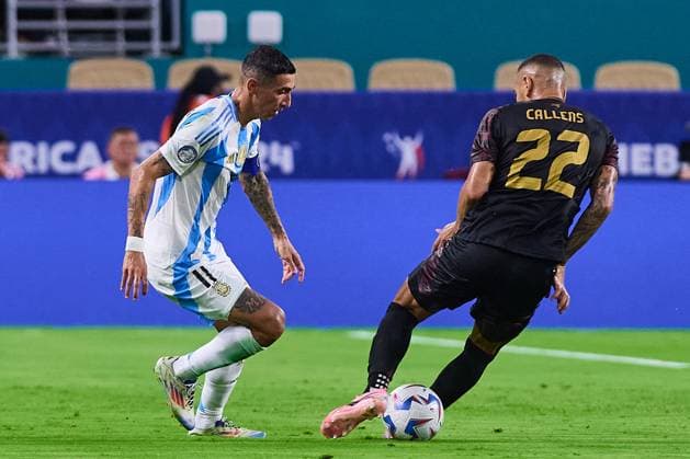 RECORD DATE NOT STATED Copa America USA 2024 Argentina vs Peru Angel Di Maria (L) of Argentina fights for the ball with Alexander Callens (R) of Peru during the CONMEBOL Copa America 2024 group A match between Argentina and Peru, at Hard Rock Stadium, on June 29, 2024 in Miami Gardens, Florida, United States. MIAMI GARDENS FLORIDA UNITED STATES  Copyright: xJONATHANxDUENASx 20240629193815_CA_GA_2024_ARG_PER_DIMARIA95