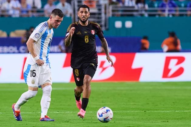 RECORD DATE NOT STATED Copa America USA 2024 Argentina vs Peru Giovani Lo Celso (L) of Argentina fights for the ball with Sergio Pena (R) of Peru during the CONMEBOL Copa America 2024 group A match between Argentina and Peru, at Hard Rock Stadium, on June 29, 2024 in Miami Gardens, Florida, United States. MIAMI GARDENS FLORIDA UNITED STATES  Copyright: xJONATHANxDUENASx 20240629200933_CA_GA_2024_ARG_PER_LOCELSO115