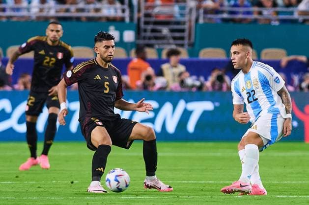 RECORD DATE NOT STATED Copa America USA 2024 Argentina vs Peru Carlos Zambrano (L) of Peru fights for the ball with Lautaro Martinez (R) of Argentina during the CONMEBOL Copa America 2024 group A match between Argentina and Peru, at Hard Rock Stadium, on June 29, 2024 in Miami Gardens, Florida, United States. MIAMI GARDENS FLORIDA UNITED STATES  Copyright: xJONATHANxDUENASx 20240629201251_CA_GA_2024_ARG_PER_ZAMBRANO123