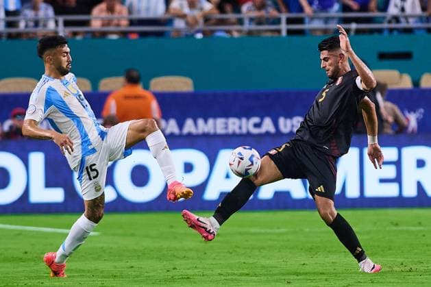 RECORD DATE NOT STATED Copa America USA 2024 Argentina vs Peru Nicolas Gonzalez (L) of Argentina fights for the ball with Carlos Zambrano (R) of Peru during the CONMEBOL Copa America 2024 group A match between Argentina and Peru, at Hard Rock Stadium, on June 29, 2024 in Miami Gardens, Florida, United States. MIAMI GARDENS FLORIDA UNITED STATES  Copyright: xJONATHANxDUENASx 20240629204454_CA_GA_2024_ARG_PER_ZAMBRANO168