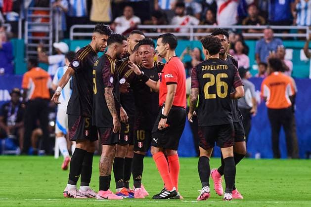 RECORD DATE NOT STATED Copa America USA 2024 Argentina vs Peru Referee Cesar Arturo Ramos speaks with Players of Peru during the CONMEBOL Copa America 2024 group A match between Argentina and Peru, at Hard Rock Stadium, on June 29, 2024 in Miami Gardens, Florida, United States. MIAMI GARDENS FLORIDA UNITED STATES  Copyright: xJONATHANxDUENASx 20240629204920_CA_GA_2024_ARG_PER_RAMOS187