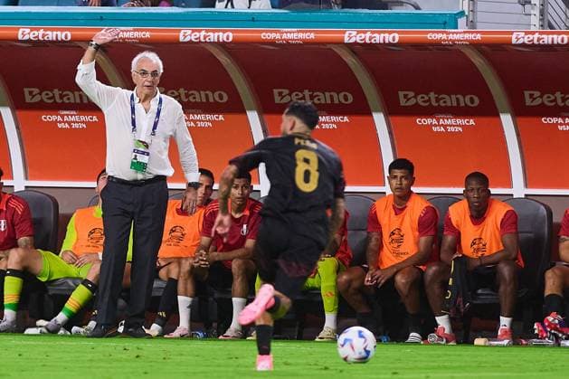 RECORD DATE NOT STATED Copa America USA 2024 Argentina vs Peru Jorge Fossati head coach of Peru during the CONMEBOL Copa America 2024 group A match between Argentina and Peru, at Hard Rock Stadium, on June 29, 2024 in Miami Gardens, Florida, United States. MIAMI GARDENS FLORIDA UNITED STATES  Copyright: xJONATHANxDUENASx 20240629205739_CA_GA_2024_ARG_PER_FOSSATI207