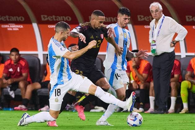 RECORD DATE NOT STATED Copa America USA 2024 Argentina vs Peru Guido Rodriguez (L) of Argentina, Alexander Callens (C) of Peru and Exequiel Palacios (R) of Argentina during the CONMEBOL Copa America 2024 group A match between Argentina and Peru, at Hard Rock Stadium, on June 29, 2024 in Miami Gardens, Florida, United States. MIAMI GARDENS FLORIDA UNITED STATES  Copyright: xJONATHANxDUENASx 20240629205740_CA_GA_2024_ARG_PER_CALLENS206