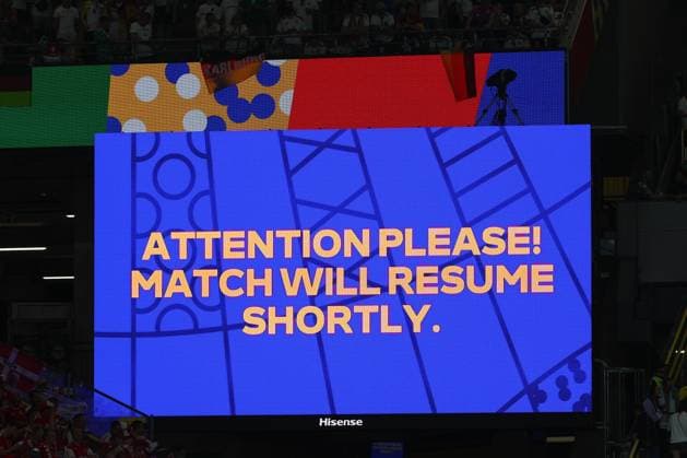 EM 2024: Deutschland - Dänemark am 29.06.2024 in dem BVB Stadion Dortmund in Dortmund Das Spiel wurde aufgrund des Wetters unterbrochen - auf der Anzeigetafel Videoleinwand steht Attention please! Match will resume shortly.