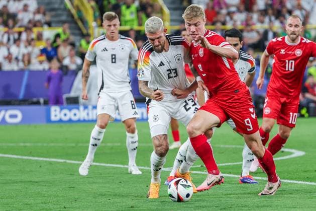 EM 2024: Deutschland - Dänemark am 29.06.2024 in dem BVB Stadion Dortmund in Dortmund Robert Andrich (Deutschland 23) gegen Rasmus Winther Hojlund (Dänemark Daenemark 9)