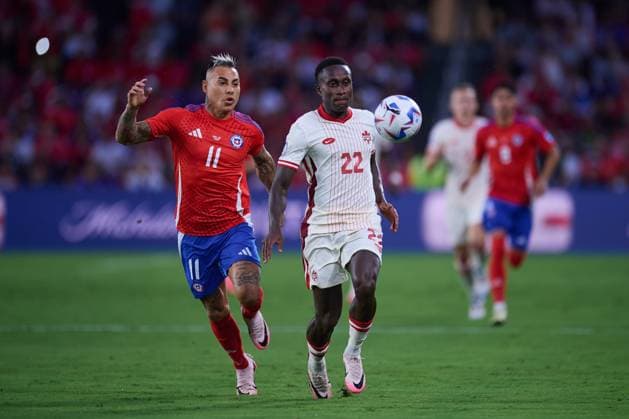 RECORD DATE NOT STATED Copa America USA 2024 Canada 0-0 Chile Eduardo Vargas (L) of Chile fights for the ball with Richie Laryea (R) of Canada during the CONMEBOL Copa America 2024 group A match between Canada and Chile, at Inter-Co Stadium, on June 29, 2024 in Orlando, Florida, United States. ORLANDO FLORIDA UNITED STATES  Copyright: xJosexLuisxMelgarejox 20240629191939_CA_GA_2024_CAN_CHI_LARYEA28