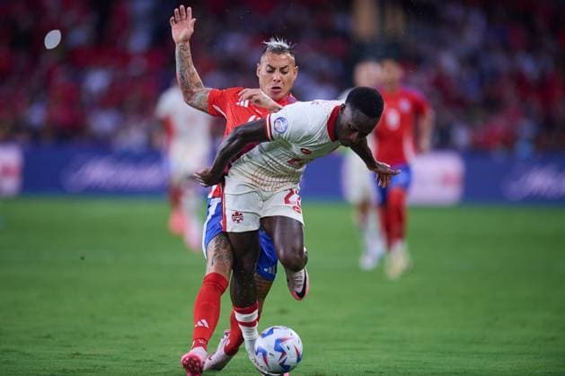 RECORD DATE NOT STATED Copa America USA 2024 Canada vs Chile Eduardo Vargas (L) of Chile fights for the ball with Richie Laryea (R) of Canada during the CONMEBOL Copa America 2024 group A match between Canada and Chile, at Inter-Co Stadium, on June 29, 2024 in Orlando, Florida, United States. ORLANDO FLORIDA UNITED STATES  Copyright: xJosexLuisxMelgarejox 20240629192754_CA_GA_2024_CAN_CHI_LARYEA37