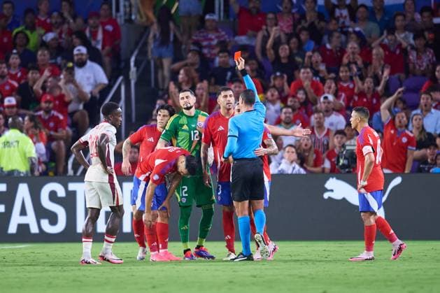 RECORD DATE NOT STATED Copa America USA 2024 Canada vs Chile Referee Wilmar Roldan shows red card t Gabriel Suazo (R) of Chile during the CONMEBOL Copa America 2024 group A match between Canada and Chile, at Inter-Co Stadium, on June 29, 2024 in Orlando, Florida, United States. ORLANDO FLORIDA UNITED STATES  Copyright: xJosexLuisxMelgarejox 20240629193352_CA_GA_2024_CAN_CHI_SUAZO38