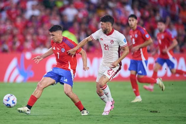 RECORD DATE NOT STATED Copa America USA 2024 Canada vs Chile Maximiliano Nunez (L) of Chile fights for the ball with Jonathan Osorio (R) of Canada during the CONMEBOL Copa America 2024 group A match between Canada and Chile, at Inter-Co Stadium, on June 29, 2024 in Orlando, Florida, United States. ORLANDO FLORIDA UNITED STATES  Copyright: xJosexLuisxMelgarejox 20240629193749_CA_GA_2024_CAN_CHI_NUNEZ43