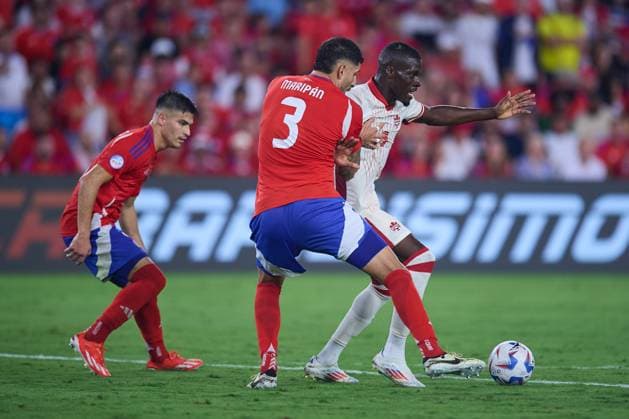 RECORD DATE NOT STATED Copa America USA 2024 Canada 0-0 Chile Guillermo Maripan (L) of Chile fights for the ball with Noise Bombito (R) of Canada during the CONMEBOL Copa America 2024 group A match between Canada and Chile, at Inter-Co Stadium, on June 29, 2024 in Orlando, Florida, United States. ORLANDO FLORIDA UNITED STATES  Copyright: xJosexLuisxMelgarejox 20240629211255_CA_GA_2024_CAN_CHI_BOMBITO106