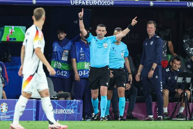 EM 2024: Deutschland - Dänemark am 29.06.2024 in dem BVB Stadion Dortmund in Dortmund Schiedsrichter Referee Michael Oliver (England) schaut sich in der Review Area das Handspiel an, er gibt Elfmeter und gestikuliert