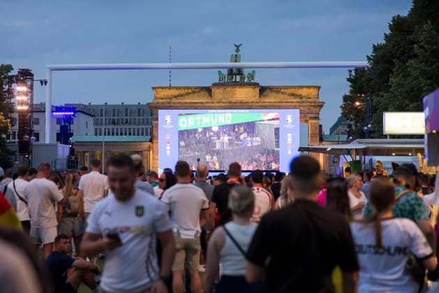 Fanzone, Spielunterbrechung aufgrund von Gewitter in Dortmund, Berlin, 29.06.2024 Fassballfans feiern und informieren sich auf der Fanzone am Brandenburger Tor nach der Spielunterbrechung des Achtelfinalspiels Deutschland-Dänemark aufgrund eines Gewitters über dem Stadion in Dortmund, Berlin, 29.06.2024 Berlin Fanzone Copyright: xBenxKriemannx