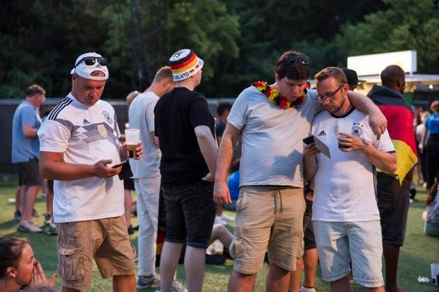 Fanzone, Spielunterbrechung aufgrund von Gewitter in Dortmund, Berlin, 29.06.2024 Fassballfans feiern und informieren sich auf der Fanzone am Brandenburger Tor nach der Spielunterbrechung des Achtelfinalspiels Deutschland-Dänemark aufgrund eines Gewitters über dem Stadion in Dortmund, Berlin, 29.06.2024 Berlin Fanzone Copyright: xBenxKriemannx