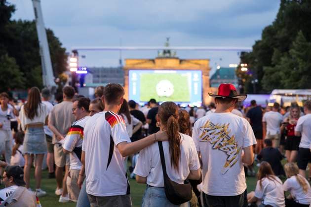 Fanzone, Spielunterbrechung aufgrund von Gewitter in Dortmund, Berlin, 29.06.2024 Fassballfans feiern und informieren sich auf der Fanzone am Brandenburger Tor nach der Spielunterbrechung des Achtelfinalspiels Deutschland-Dänemark aufgrund eines Gewitters über dem Stadion in Dortmund, Berlin, 29.06.2024 Berlin Fanzone Copyright: xBenxKriemannx