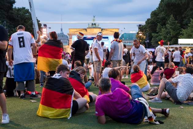 Fanzone, Spielunterbrechung aufgrund von Gewitter in Dortmund, Berlin, 29.06.2024 Fassballfans feiern und informieren sich auf der Fanzone am Brandenburger Tor nach der Spielunterbrechung des Achtelfinalspiels Deutschland-Dänemark aufgrund eines Gewitters über dem Stadion in Dortmund, Berlin, 29.06.2024 Berlin Fanzone Copyright: xBenxKriemannx