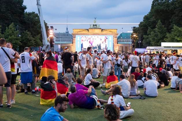 Fanzone, Spielunterbrechung aufgrund von Gewitter in Dortmund, Berlin, 29.06.2024 Fassballfans feiern und informieren sich auf der Fanzone am Brandenburger Tor nach der Spielunterbrechung des Achtelfinalspiels Deutschland-Dänemark aufgrund eines Gewitters über dem Stadion in Dortmund, Berlin, 29.06.2024 Berlin Fanzone Copyright: xBenxKriemannx