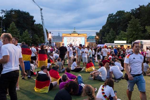 Fanzone, Spielunterbrechung aufgrund von Gewitter in Dortmund, Berlin, 29.06.2024 Fassballfans feiern und informieren sich auf der Fanzone am Brandenburger Tor nach der Spielunterbrechung des Achtelfinalspiels Deutschland-Dänemark aufgrund eines Gewitters über dem Stadion in Dortmund, Berlin, 29.06.2024 Berlin Fanzone Copyright: xBenxKriemannx