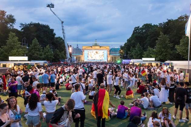 Fanzone, Spielunterbrechung aufgrund von Gewitter in Dortmund, Berlin, 29.06.2024 Fassballfans feiern und informieren sich auf der Fanzone am Brandenburger Tor nach der Spielunterbrechung des Achtelfinalspiels Deutschland-Dänemark aufgrund eines Gewitters über dem Stadion in Dortmund, Berlin, 29.06.2024 Berlin Fanzone *** Fanzone, match interruption due to thunderstorm in Dortmund, Berlin, 29 06 2024 Fassball fans celebrate and inform themselves at the Fanzone at the Brandenburg Gate after the interruption of the round of 16 match between Germany and Denmark due to a thunderstorm over the stadium in Dortmund, Berlin, 29 06 2024 Berlin Fanzone Copyright: xBenxKriemannx