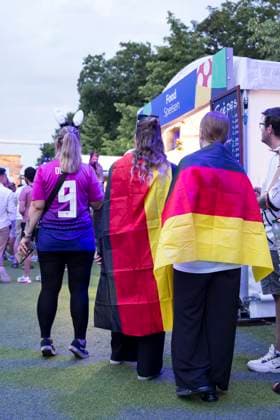 Fussball EM, Fanzone am Brandenburger Tor, Berlin, 29.06.2024 Fans mit Deutschland-Fahnen vor einem der Essen-Stände auf der Fanzone am Brandenburger Tor während des Achtelfinalspiels Deutschland-Dänemark bei der Fussball EM, Berlin, 29.06.2024 Berlin Fanzone Copyright: xBenxKriemannx