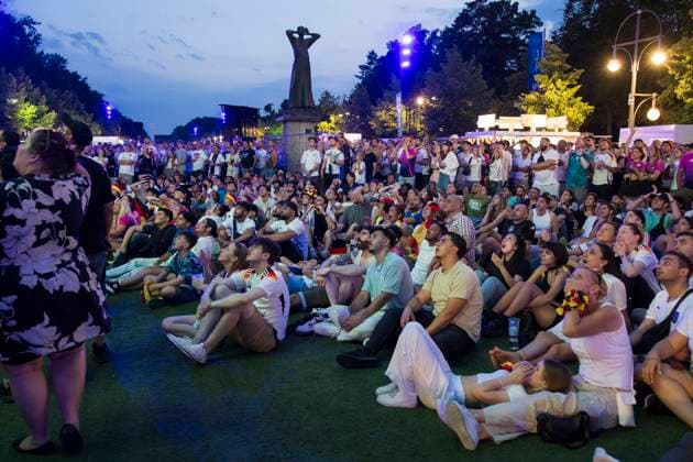 Fussball EM, Fanzone am Brandenburger Tor, Berlin, 29.06.2024 Fans beobachten das Spiel an einem der hinteren Monitore vor der Statue Der Rufer auf der Fanzone am Brandenburger Tor während des Achtelfinalspiels Deutschland-Dänemark bei der Fussball EM, Berlin, 29.06.2024 Berlin Fanzone Copyright: xBenxKriemannx