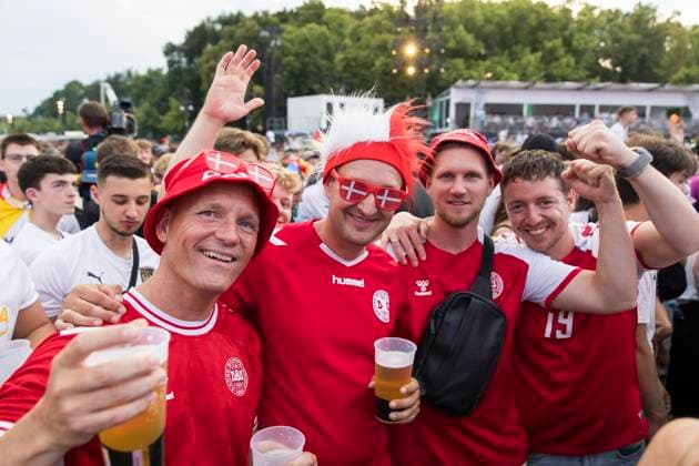 Fussball EM, Fanzone am Brandenburger Tor, Berlin, 29.06.2024 Dänische Fans auf der Fanzone am Brandenburger Tor während des Achtelfinalspiels Deutschland-Dänemark bei der Fussball EM, Berlin, 29.06.2024 Berlin Fanzone Copyright: xBenxKriemannx