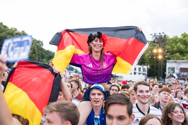 Fussball EM, Fanzone am Brandenburger Tor, Berlin, 29.06.2024 Celinda feiert mit Deutschland-Fahne auf den Schultern ihres Freundes auf der Fanzone am Brandenburger Tor während des Achtelfinalspiels Deutschland-Dänemark bei der Fussball EM, Berlin, 29.06.2024 Berlin Fanzone Copyright: xBenxKriemannx