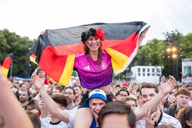Fussball EM, Fanzone am Brandenburger Tor, Berlin, 29.06.2024 Celinda feiert mit Deutschland-Fahne auf den Schultern ihres Freundes auf der Fanzone am Brandenburger Tor während des Achtelfinalspiels Deutschland-Dänemark bei der Fussball EM, Berlin, 29.06.2024 Berlin Fanzone Copyright: xBenxKriemannx