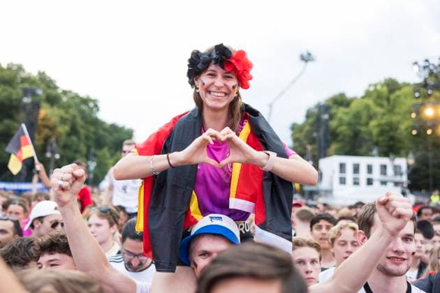 Fussball EM, Fanzone am Brandenburger Tor, Berlin, 29.06.2024 Celinda formt ein Herz mit ihren Händen auf der Fanzone am Brandenburger Tor während des Achtelfinalspiels Deutschland-Dänemark bei der Fussball EM, Berlin, 29.06.2024 Berlin Fanzone Copyright: xBenxKriemannx