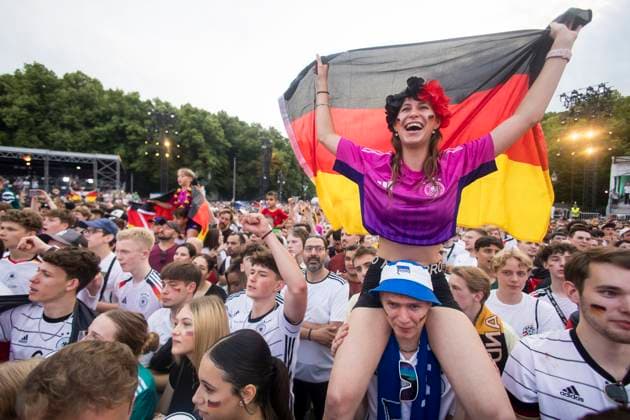 Fussball EM, Fanzone am Brandenburger Tor, Berlin, 29.06.2024 Celinda feiert mit Deutschland-Fahne auf den Schultern ihres Freundes auf der Fanzone am Brandenburger Tor während des Achtelfinalspiels Deutschland-Dänemark bei der Fussball EM, Berlin, 29.06.2024 Berlin Fanzone Copyright: xBenxKriemannx