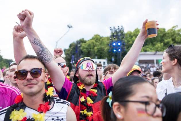 Fussball EM, Fanzone am Brandenburger Tor, Berlin, 29.06.2024 Ein Fan feiert mit Sonnenbrille, Bier und Federboa auf der Fanzone am Brandenburger Tor während des Achtelfinalspiels Deutschland-Dänemark bei der Fussball EM, Berlin, 29.06.2024 Berlin Fanzone Copyright: xBenxKriemannx