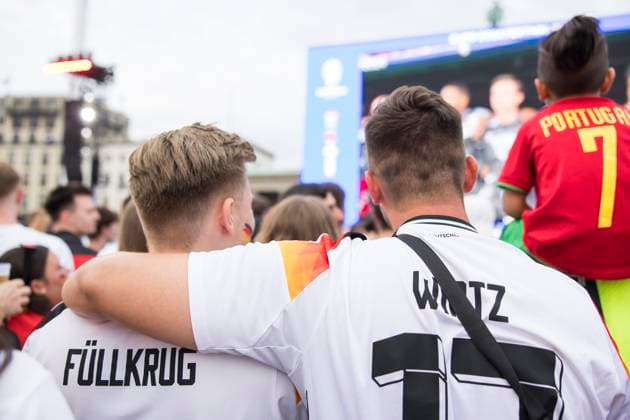 Fussball EM, Fanzone am Brandenburger Tor, Berlin, 29.06.2024 Zwei Fans der deutschen Mannschaft liegen sich während der Nationalhymne in den Armen auf der Fanzone am Brandenburger Tor während des Achtelfinalspiels Deutschland-Dänemark bei der Fussball EM, Berlin, 29.06.2024 Berlin Fanzone Copyright: xBenxKriemannx