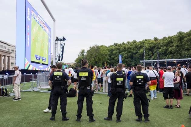 Fussball EM, Fanzone am Brandenburger Tor, Berlin, 29.06.2024 Vier Polizisten beobachten den vorderen Teil der Fanzone am Brandenburger Tor während des Achtelfinalspiels Deutschland-Dänemark bei der Fussball EM, Berlin, 29.06.2024 Berlin Fanzone Copyright: xBenxKriemannx