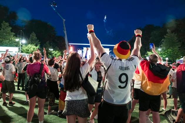Fussball EM, Fanzone am Brandenburger Tor, Berlin, 29.06.2024 Fans jubeln nach dem 1:0 für Deutschland auf der Fanzone am Brandenburger Tor während des Achtelfinalspiels Deutschland-Dänemark bei der Fussball EM, Berlin, 29.06.2024 Berlin Fanzone Copyright: xBenxKriemannx