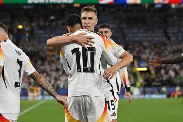 Nico Schlotterbeck (Deutschland) umarmt nach dem 2:0 Jamal Musiala (Deutschland) 29.06.2024, Fussball Europameisterschaft 2024, Achtelfinale Deutschland - Dänemark 2:0 Dortmund Nordrhein Westfalen Deutschland