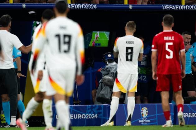 (240630) -- DORTMUND, June 30, 2024 -- Referee Michael Oliver checks the VAR monitor during the UEFA EURO, EM, Europameisterschaft,Fussball 2024 Round of 16 match between Germany and Denmark in Dortmund, Germany, June 29, 2024. ) (SP)GERMANY-DORTMUND-FOOTBALL-EURO 2024-GERMANY VS DENMARK XiaoxYijiu 