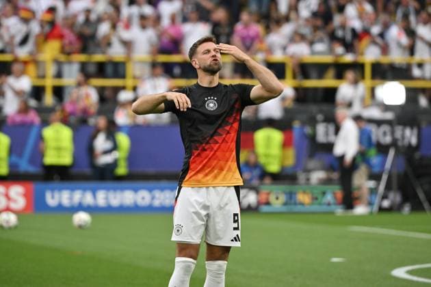 Niclas Füllkrug (Deutschland) grüßt vor dem Spiel seine Familie mit Handküssen 29.06.2024, Fussball Europameisterschaft 2024, Achtelfinale Deutschland - Dänemark 2:0 Dortmund Nordrhein Westfalen Deutschland