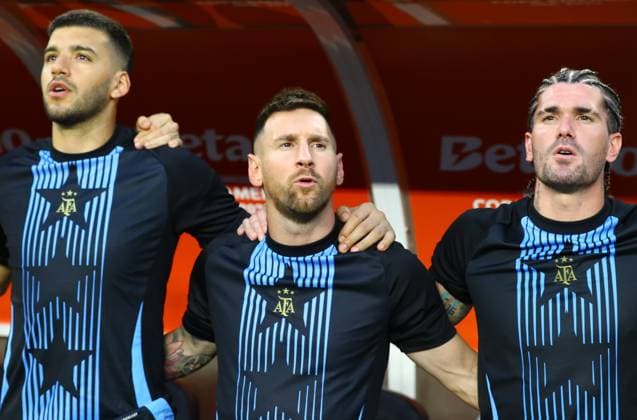 Argentina s forward Lionel Messi (C), goalkeeper Geronimo Rulli (L) and midfielder Rodrigo de Paul sing the national anthem before the Copa America USA 2024, group A match between Argentina and Peru, at Hard Rock stadium in Miami, on June 29, 2024. MIAMI UNITED STATES Copyright: xALEJANDROxPAGNIx