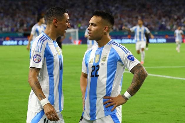 Argentina s forward Lautaro Martinez (R) celebrates with his teammate forward Angel Di Maria after scoring the team™s second goal against Peru during the Copa America USA 2024, group A match between Argentina and Peru, at Hard Rock stadium in Miami, on June 29, 2024. MIAMI UNITED STATES Copyright: xALEJANDROxPAGNIx