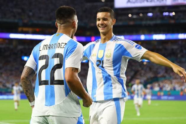 Argentina s forward Lautaro Martinez celebrates with teammates after scoring the team™s second goal against Peru during the Copa America USA 2024, group A match between Argentina and Peru, at Hard Rock stadium in Miami, on June 29, 2024. MIAMI UNITED STATES Copyright: xALEJANDROxPAGNIx