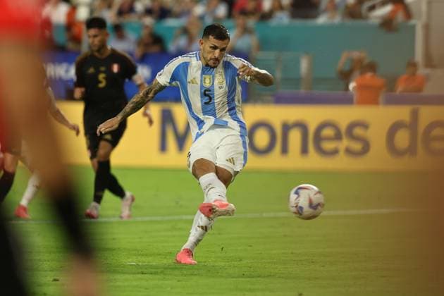 Argentina s midfielder Leandro Paredes (C) shots a penalty kick but not scores during the Copa America USA 2024, group A, match between Argentina and Peru, at Hard Rock stadium in Miami, on June 29, 2024. MIAMI UNITED STATES Copyright: xALEJANDROxPAGNIx