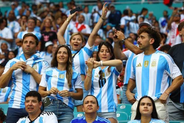 Argentina™s supporters cheer for their team during the Copa America USA 2024, group match between Argentina and Peru, at Hard Rock stadium in Miami, on June 29, 2024. MIAMI UNITED STATES Copyright: xALEJANDROxPAGNIx
