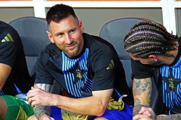 Argentina s forward Lionel Messi (L) abd Argentina s midfielder Rodrigo de Paul chat on the bench before the Copa America USA 2024, group A match between Argentina and Peru, at Hard Rock stadium in Miami, on June 29, 2024. MIAMI UNITED STATES Copyright: xALEJANDROxPAGNIx