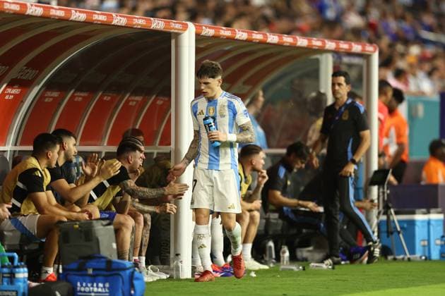 Argentina s forward Alejandro Garcnacho (C) is greeted by teammates after being substituted during the match against Peru during the Copa America USA 2024, at Hard Rock stadium in Miami, on June 29, 2024. MIAMI UNITED STATES Copyright: xALEJANDROxPAGNIx