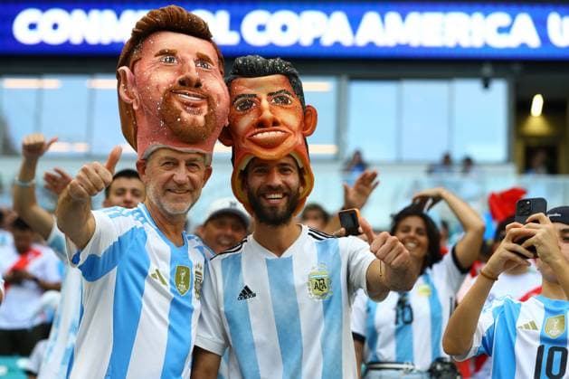 Sport Bilder des Tages Argentina™s supporters cheer for their team during the Copa America USA 2024, group match between Argentina and Peru, at Hard Rock stadium in Miami, on June 29, 2024. MIAMI UNITED STATES Copyright: xALEJANDROxPAGNIx