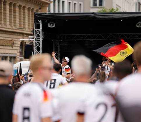 Deutschland - Hessen - Frankfurt am Main - 23.06.2024 Fußball Europameisterschaft 2024 EM-Typ mit dem Saxophon, Saxofonist im Völler-Trikot, Andre Schnura mit dem schwarzen Saxophon Public-Viewing in Frankfurt