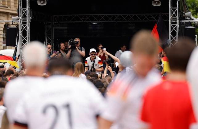 Deutschland - Hessen - Frankfurt am Main - 23.06.2024 Fußball Europameisterschaft 2024 EM-Typ mit dem Saxophon, Saxofonist im Völler-Trikot, Andre Schnura mit dem schwarzen Saxophon Public-Viewing in Frankfurt