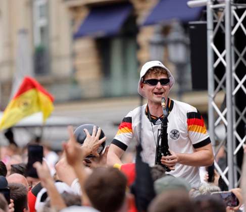 Deutschland - Hessen - Frankfurt am Main - 23.06.2024 Fußball Europameisterschaft 2024 EM-Typ mit dem Saxophon, Saxofonist im Völler-Trikot, Andre Schnura mit dem schwarzen Saxophon Public-Viewing in Frankfurt