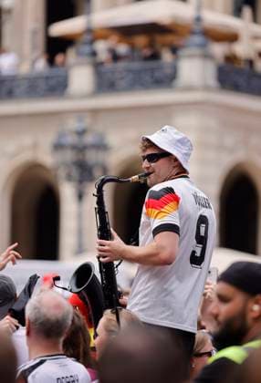 Deutschland - Hessen - Frankfurt am Main - 23.06.2024 Fußball Europameisterschaft 2024 EM-Typ mit dem Saxophon, Saxofonist im Völler-Trikot, Andre Schnura mit dem schwarzen Saxophon Public-Viewing in Frankfurt