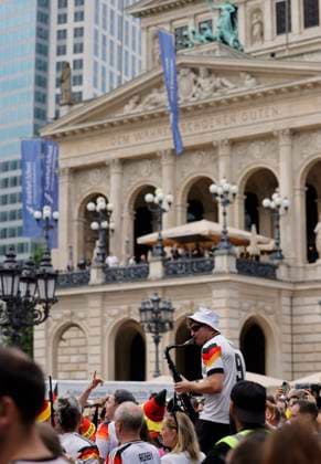 Deutschland - Hessen - Frankfurt am Main - 23.06.2024 Fußball Europameisterschaft 2024 EM-Typ mit dem Saxophon, Saxofonist im Völler-Trikot, Andre Schnura mit dem schwarzen Saxophon Public-Viewing in Frankfurt