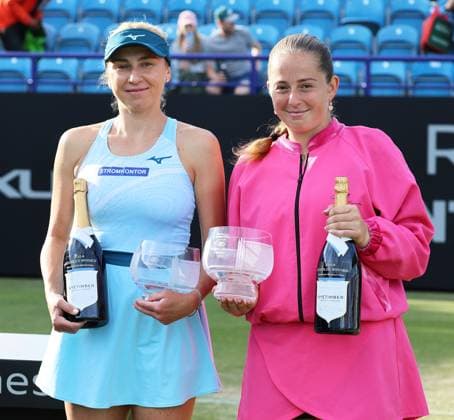 TENNIS - WTA, Tennis Damen Eastbourne International EASTBOURNE,ENGLAND,29.JUN.24 - TENNIS - WTA Tour, Eastbourne International. Image shows Nadia Kichenok (UKR) and Jelena Ostapenko (LAT). Keywords: trophy.  GEPAxpictures xAlanxGrieves